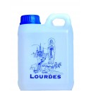 Può 1 litro di acqua di Lourdes. 